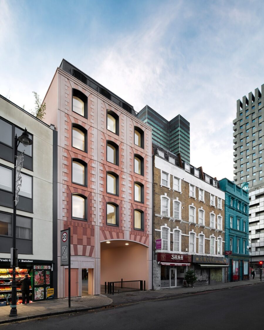 Bureau de change trace retrofit london dezeen 2364 col 14 1704x2286